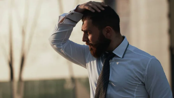 Hombre de negocios guapo está esperando a alguien en el parque — Foto de Stock