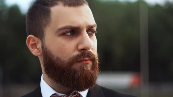 Портрет бородатого бізнесмена на відкритому повітрі — стокове фото