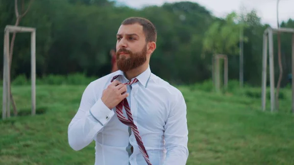 Yorgun işadamı parkta bankta oturuyor.