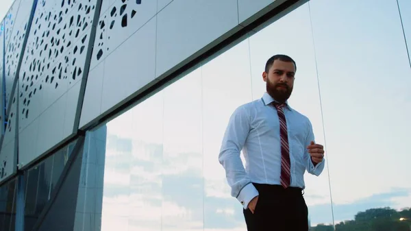 Empresário de camisa branca amarrando a gravata e olhando para a câmera — Fotografia de Stock