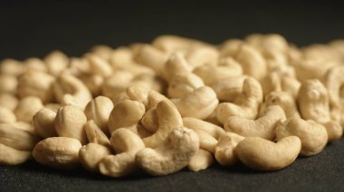 Siyah arkaplanda kaju fıstığı yığını