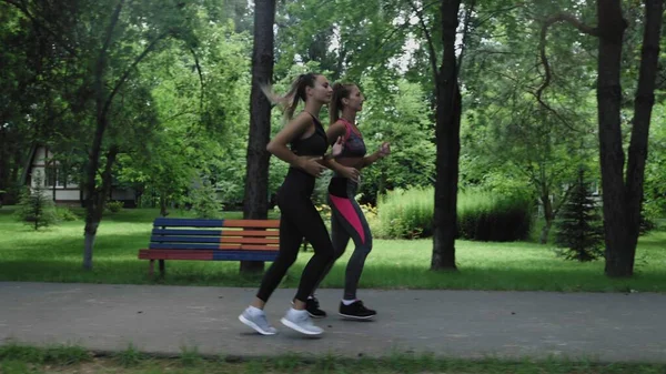 Parkta koşan iki genç kadın. — Stok fotoğraf