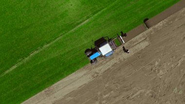 Çim biçme makinesinin hava görüntüsü