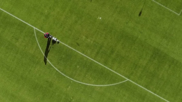 Vista superior do campo de estádio de futebol Marcação usando uma máquina de pintura profissional — Fotografia de Stock