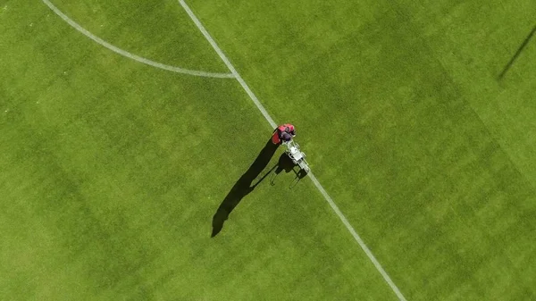 Futbol stadyumunu boyayla işaretleyen hava manzarası