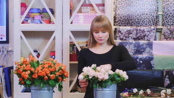 Fleuriste Féminine Arrangeant Roses Dans Flower Shop — Photo