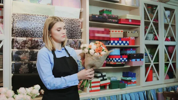 Vrouw bloemist maakt bloem boeket — Stockfoto