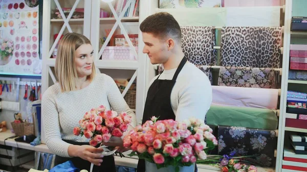 Young couple work at flower shop. — Stock Photo, Image