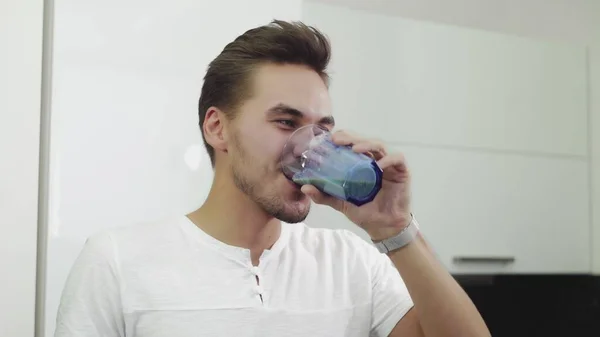 El hombre está bebiendo batido de verduras de frutas con leche —  Fotos de Stock