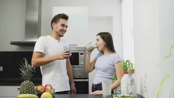 Mladá rodina v dopoledních hodinách pití koktejl ze zeleniny ovoce s mlékem na snídani mají zdravý život a tělo — Stock fotografie