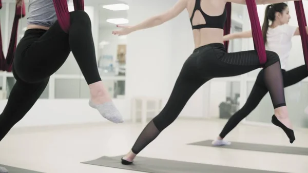 Anti-gravidade Yoga, mulheres atléticas fazendo exercícios de ioga no ginásio — Fotografia de Stock