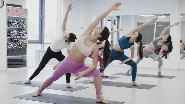 Grupo de mujeres que realizan ejercicios de yoga con un estilo de vida saludable —  Fotos de Stock
