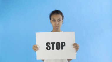 Mavi arka planda Dur Afişi olan Afro-Amerikalı Kız Eylemci