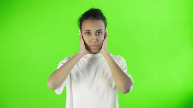 İşaretlerin dili. Kulaklarını kapatıyor. Dinlemek istemiyor..