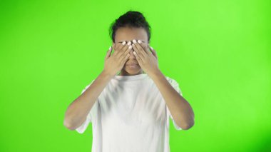 İşaretlerin dili. Kız gözlerini kapatıyor. O görmek istemiyor..