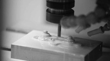 Değirmen makinesi, yüksek teknoloji ürünü torna makinesiyle çalışıyor.