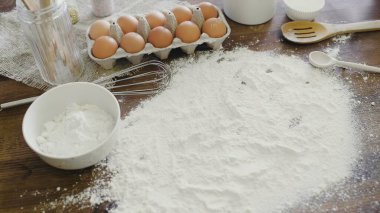 Mutfak masasındaki beyaz una işlenmiş pastalar. Kek pişirme konsepti. Ev yapımı..