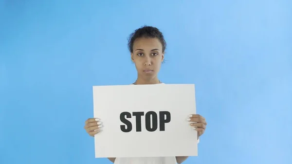 Afro-American Girl Activist Avec Stop Affiche sur fond bleu — Photo