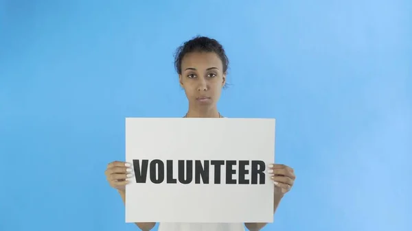 Afro-Amerikalı Kız Eylemci Gönüllü Posteri mavi arka planda başparmağını gösteriyor — Stok fotoğraf