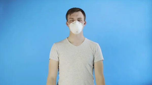 Joven activista con máscara en la cara sobre fondo azul — Foto de Stock