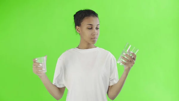 Activista afroamericana con copas de plástico y vidrio sobre fondo de croma key —  Fotos de Stock