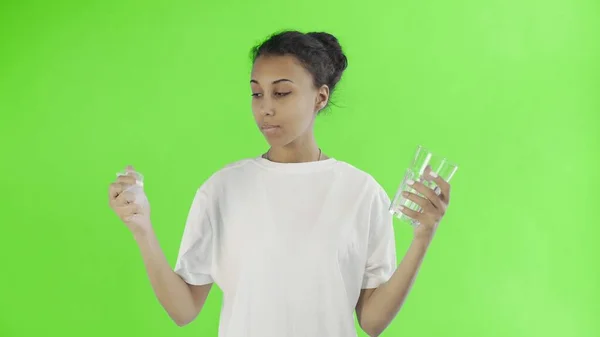 Афроамериканська дівчина-активістка З пластиковими та скляними чашками на ключовому фоні хрому — стокове фото