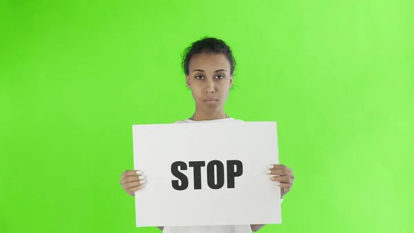 Афро-американская девушка-активистка с остановкой плакат на хрома ключевых фоне — стоковое фото