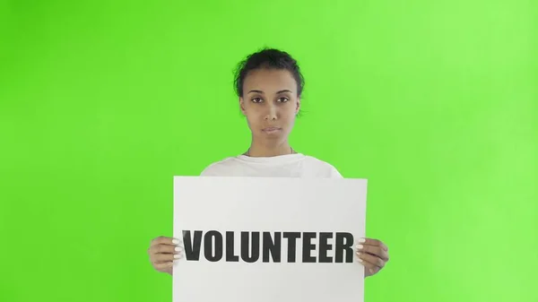 Afro-americano menina ativista com cartaz voluntário em croma fundo chave — Fotografia de Stock