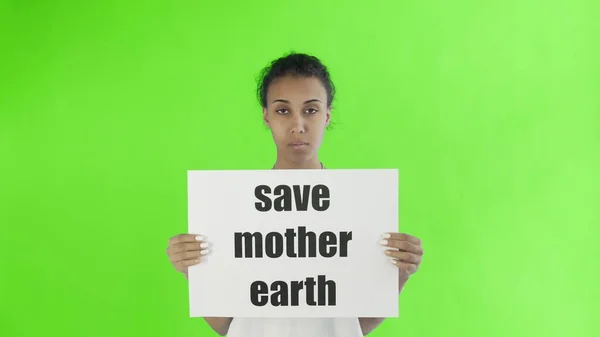 Activista afroamericana con cartel de Save Mother Earth sobre fondo croma key — Foto de Stock