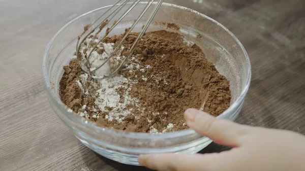 Chef mengt een cacaopoeder met bloem in kom — Stockfoto