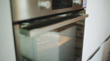 Fırına ekmek koyan bir dişi..