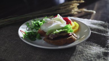 Masada mükemmel haşlanmış yumurta.