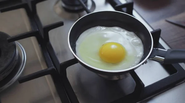 Верхний вид яиц на сковородке. — стоковое фото