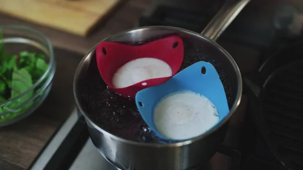 Metal tencere suyunda haşlanmış yumurta.