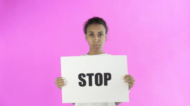 Pembe arka planda dur posteri olan Afro-Amerikalı Kız Eylemci