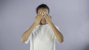 İşaretlerin dili. Kız gözlerini kapatıyor. O görmek istemiyor..