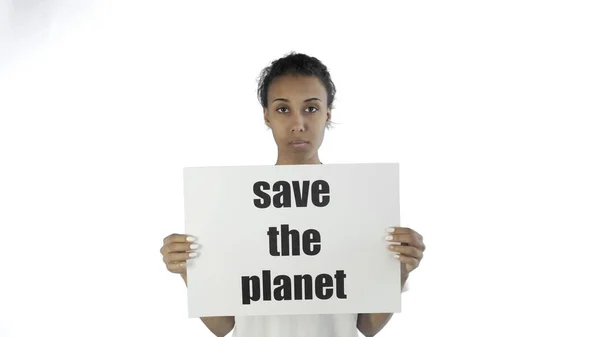 Afro-americano menina ativista com salvar o planeta pôster no fundo branco — Fotografia de Stock