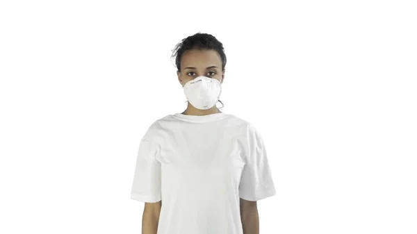 Jovem menina afro-americana usando máscara facial no fundo branco — Fotografia de Stock