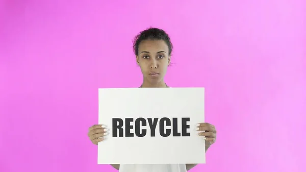 Afro-americano menina ativista com cartaz de reciclagem mostrando polegar para cima no fundo rosa — Fotografia de Stock