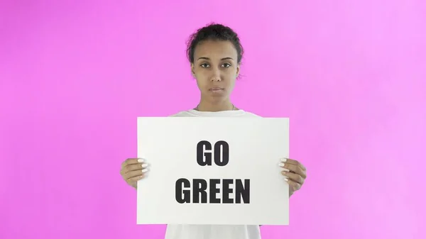 Activista afroamericana con afiche Save The Planet sobre fondo rosa — Foto de Stock