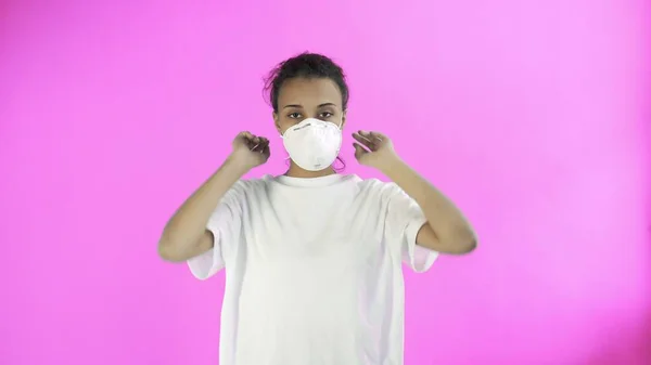 Joven Afro-Americana Chica con máscara facial sobre fondo rosa —  Fotos de Stock