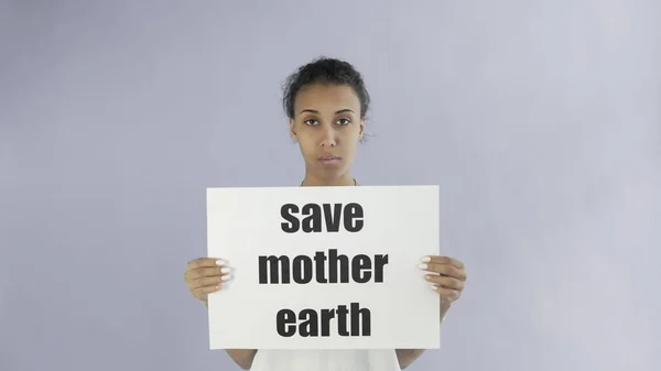 Afro-americano menina ativista com salvar mãe terra cartaz no fundo cinza — Fotografia de Stock