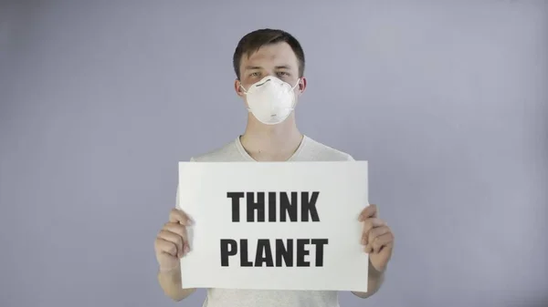 Jovem Ativista Com máscara no rosto e com Think Planet Poster em fundo cinza — Fotografia de Stock