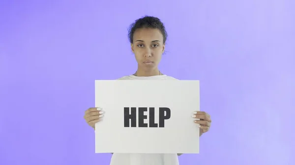 Activista afroamericana con afiche de ayuda sobre fondo violeta —  Fotos de Stock