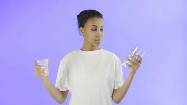 Афроамериканська дівчина-активістка з пластиковими і скляними чашками на фоні Вайолет — стокове фото