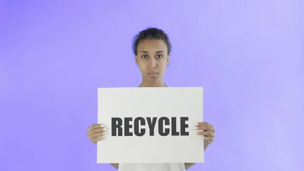 Afro-americano menina ativista com cartaz de reciclagem em fundo violeta — Fotografia de Stock