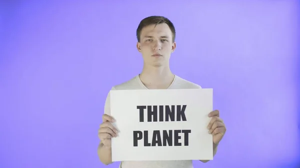 Jovem ativista com pensar planeta pôster sobre fundo violeta — Fotografia de Stock