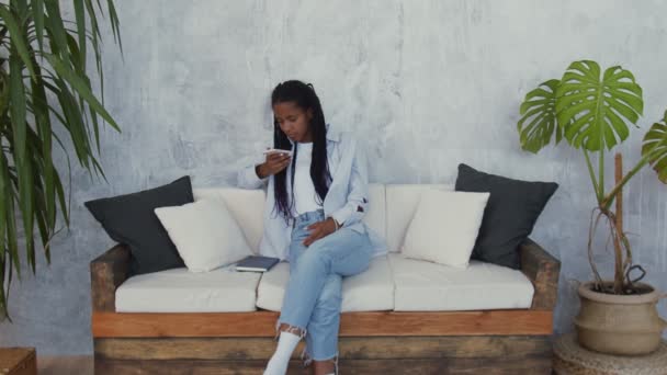 Fiatal afro amerikai nő birtokol smartphone és rekordok hangüzenet — Stock videók