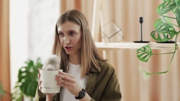 Gärtnerinnen-Bloggerin blickt in die Kamera und macht Video zu ihren Hausblumen — Stockvideo