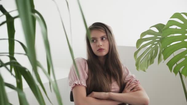 Портрет привлекательной молодой женщины-модели, смотрящей в камеру — стоковое видео